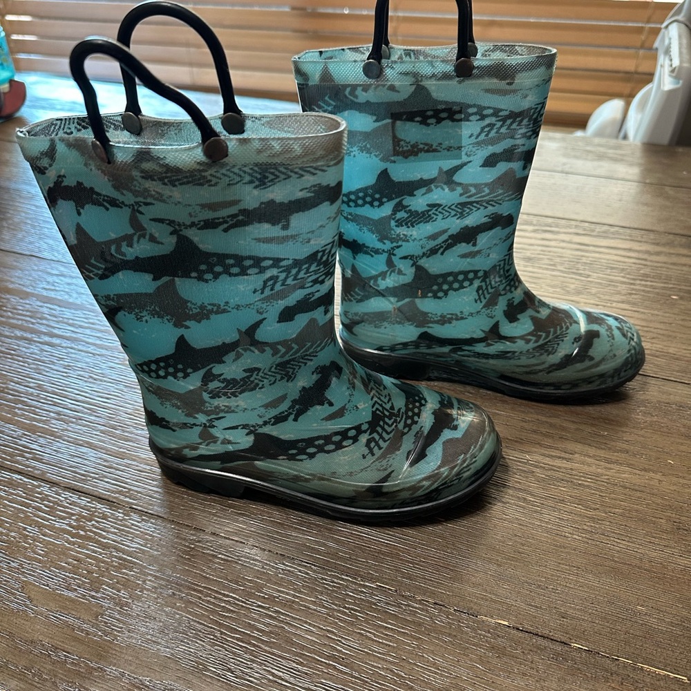 Kids Sz 11/12 Shark Print Light Up Rain Boots - Blue and Black